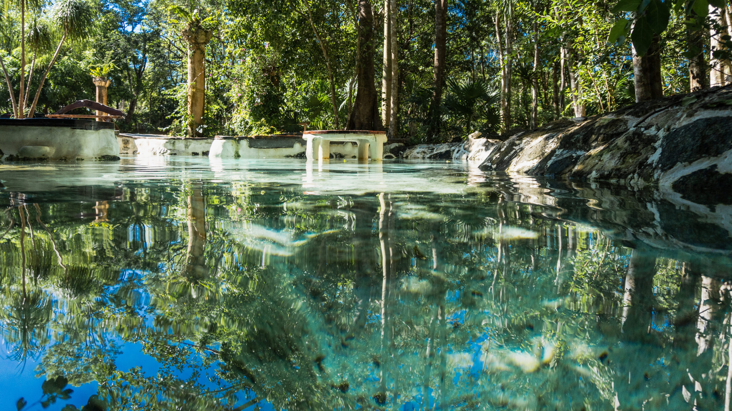 Agua y naturaleza dentro de Kuha Wellness Community